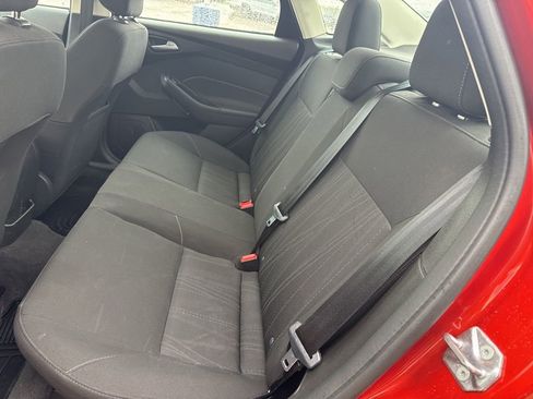 Used 2018 Ford Focus SE w/ SE Appearance Package FWD image 10