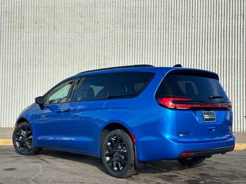 New 2026 Chrysler Pacifica Select w/ S Appearance Package image 3
