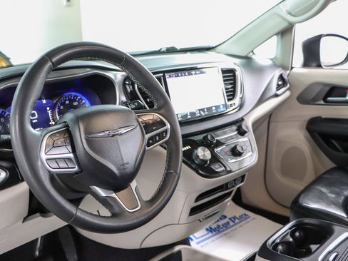Used 2023 Chrysler Pacifica Touring-L FWD image 22