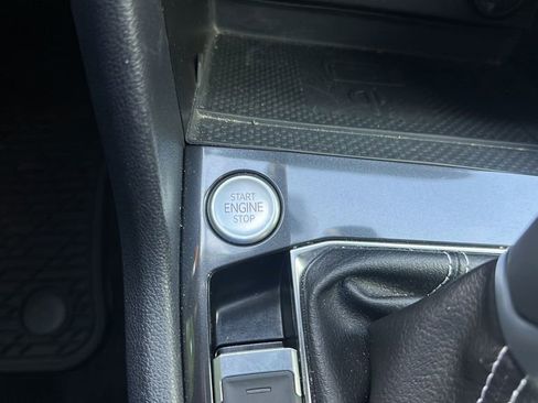 Used 2023 Volkswagen Tiguan SE w/ Panoramic Sunroof Package image 19