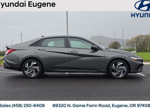 New 2025 Hyundai Elantra SEL image 3