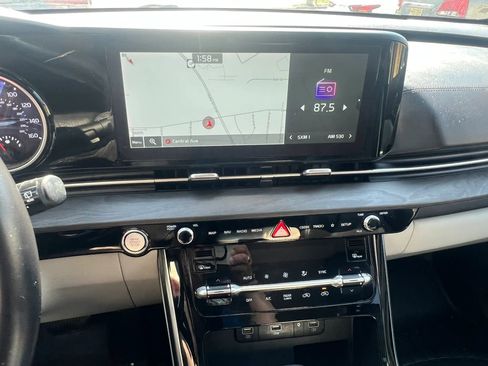 Used 2022 Kia Carnival EX image 22