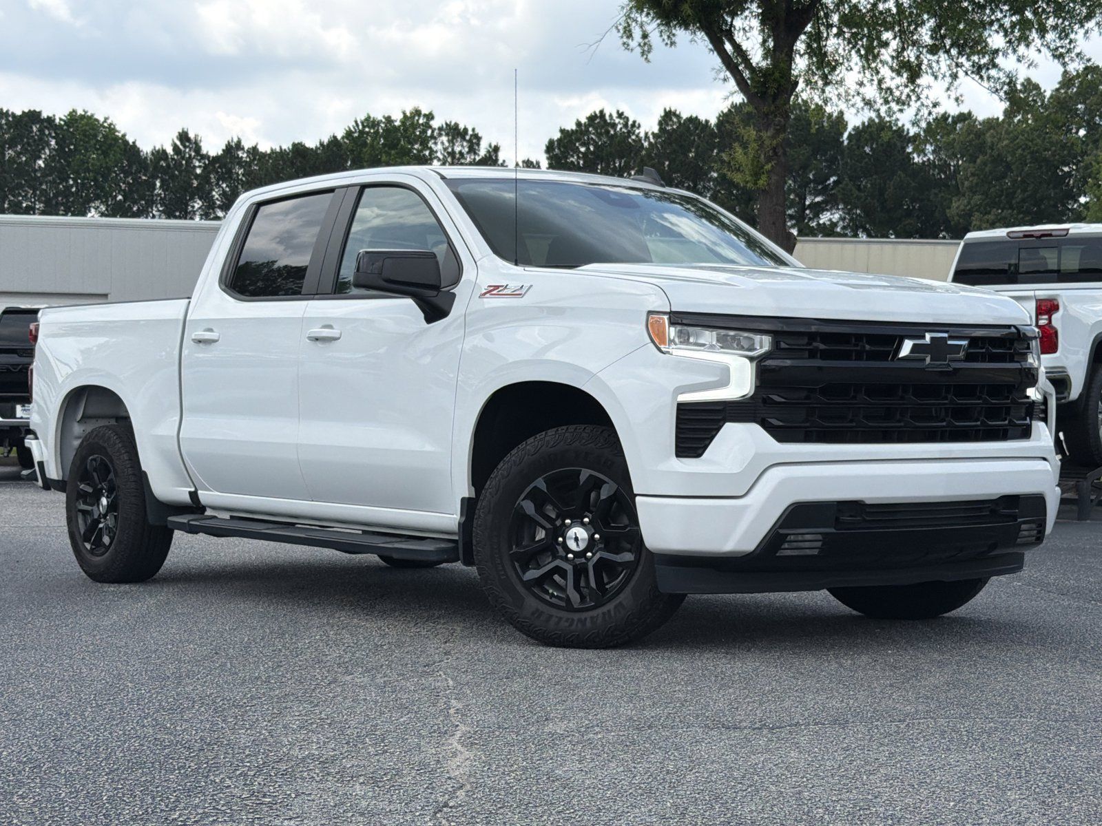 Used 2024 Chevrolet Silverado 1500 RST w/ Z71 Off-Road Package AWD/4WD image 2