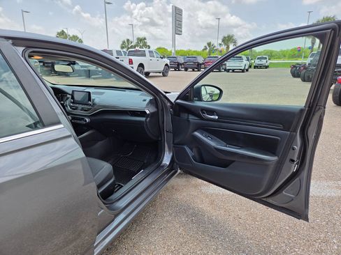 Used 2024 Nissan Altima 2.5 SV FWD image 18