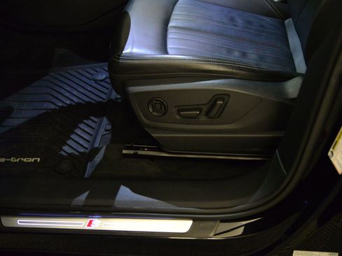 Used 2022 Audi e-tron Premium w/ Convenience Plus Package image 26