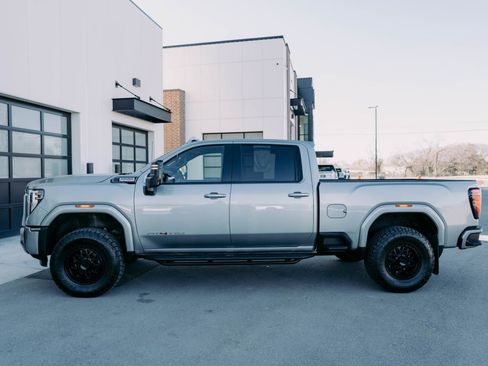 Used 2024 GMC Sierra 3500 AT4 w/ Technology Package AWD/4WD image 4