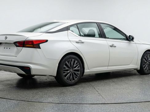 Used 2025 Nissan Altima 2.5 SV FWD image 9