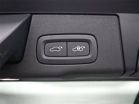 Used 2023 Volvo XC60 B5 Plus image 29