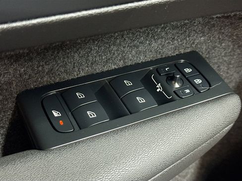 Used 2025 Volvo XC40 B5 Core image 15