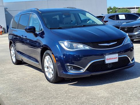 Used 2020 Chrysler Pacifica Touring-L Plus w/ Tire & Wheel Group FWD image 2