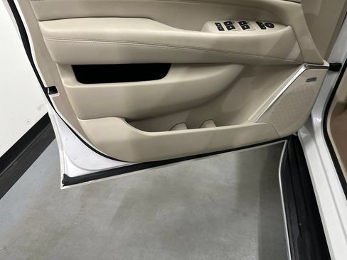 Used 2019 Cadillac Escalade Luxury AWD/4WD image 41