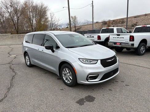 New 2026 Chrysler Pacifica Select image 7