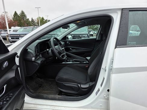 Used 2023 Hyundai Elantra SE image 18