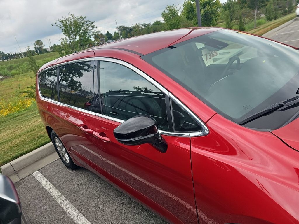 Used 2025 Chrysler Pacifica Select FWD image 4
