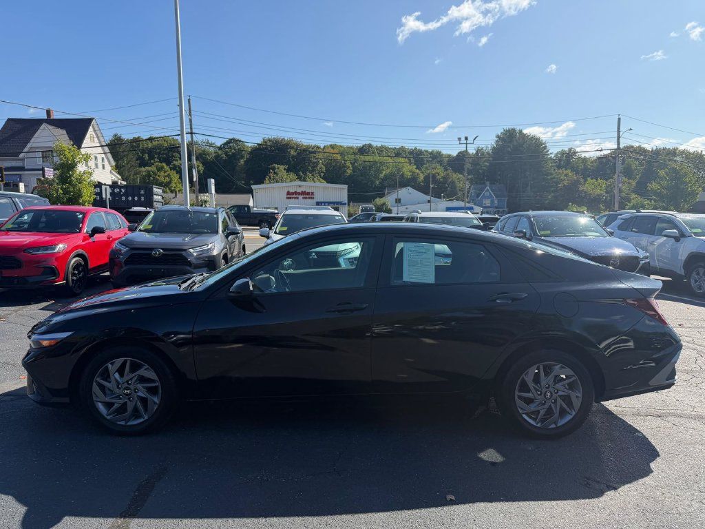 Used 2024 Hyundai Elantra SEL FWD image 2