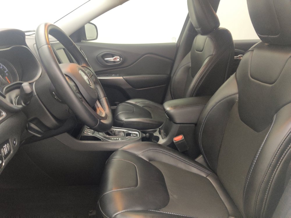 Used 2019 Jeep Cherokee Latitude Plus w/ Comfort/Convenience Group FWD image 17