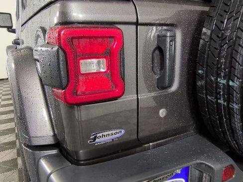 Used 2018 Jeep Wrangler Unlimited Sahara AWD/4WD image 14