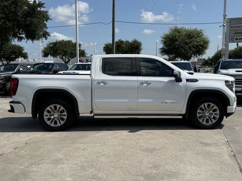 Used 2023 GMC Sierra 1500 Denali w/ Technology Package AWD/4WD image 3