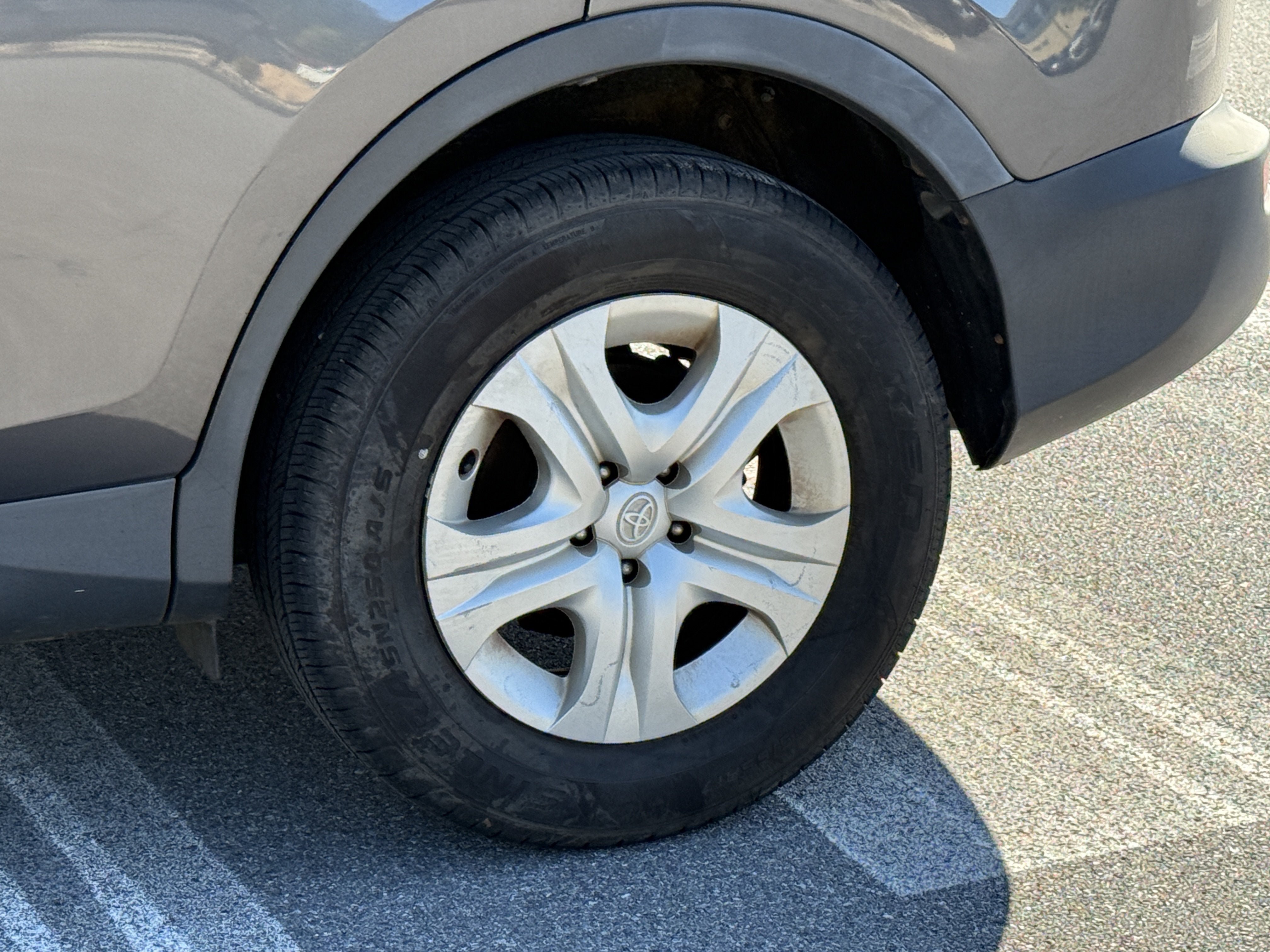 Used 2015 Toyota RAV4 LE AWD/4WD image 10