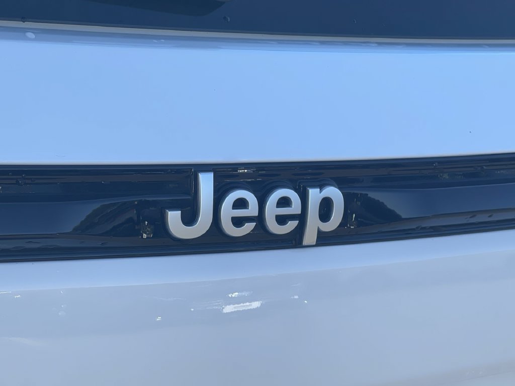 Used 2023 Jeep Grand Cherokee Summit AWD/4WD image 7