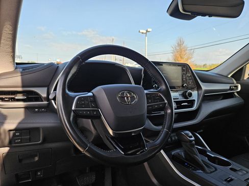 Used 2021 Toyota Highlander XLE image 13