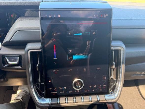 Used 2025 GMC Yukon XL Denali w/ Sun & Power Step Package AWD/4WD image 9