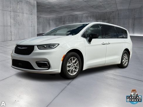 Certified 2025 Chrysler Pacifica Select image 2