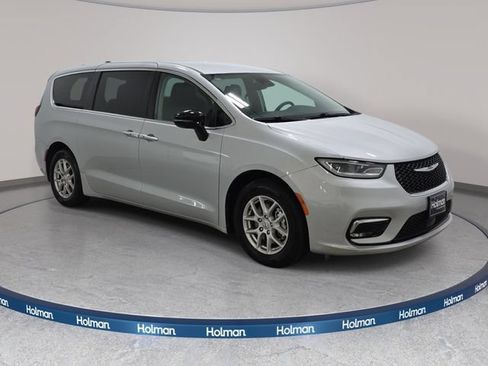 Used 2024 Chrysler Pacifica Touring-L FWD image 4