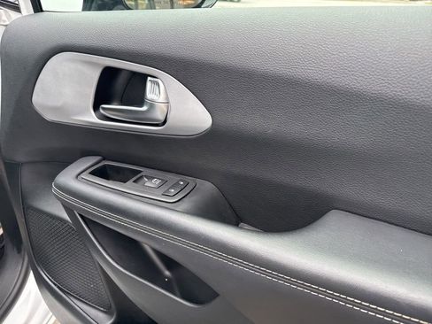 Used 2025 Chrysler Pacifica Limited image 34