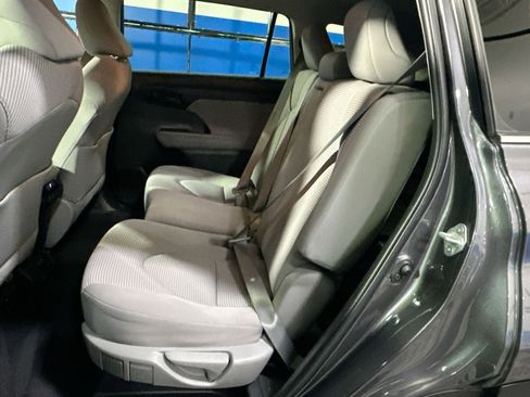Used 2022 Toyota Highlander LE image 32