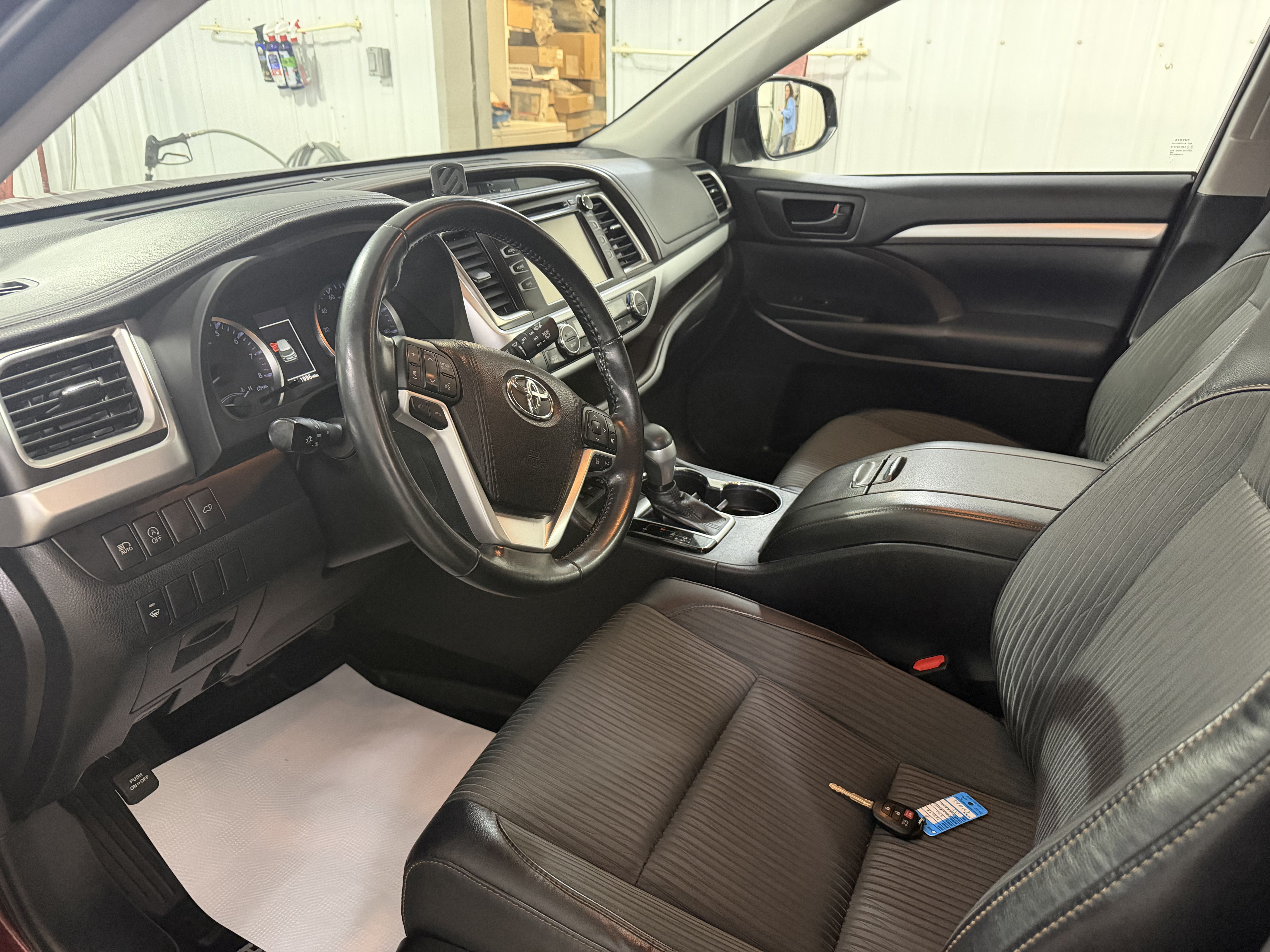 Used 2018 Toyota Highlander Plus AWD/4WD image 9