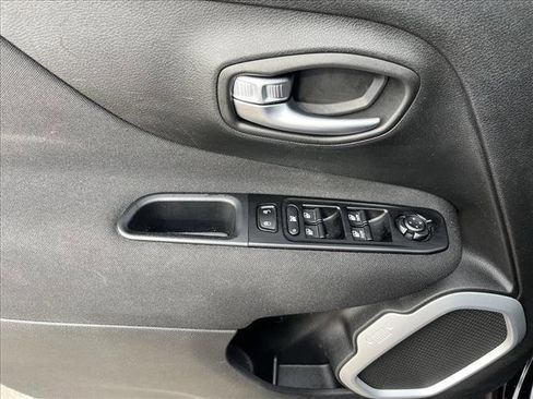 Used 2020 Jeep Renegade Latitude image 17