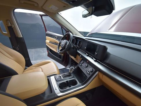 Certified 2024 Kia Carnival LX image 17