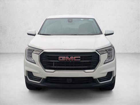 Used 2024 GMC Terrain SLE image 2