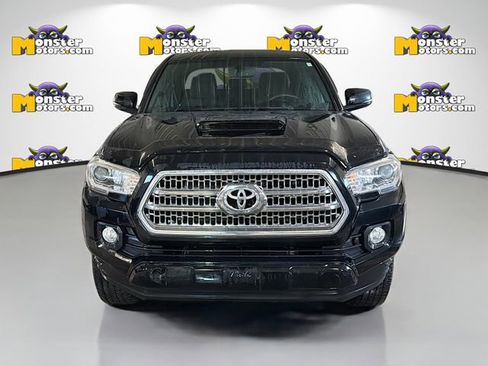 Used 2017 Toyota Tacoma TRD Off-Road image 2