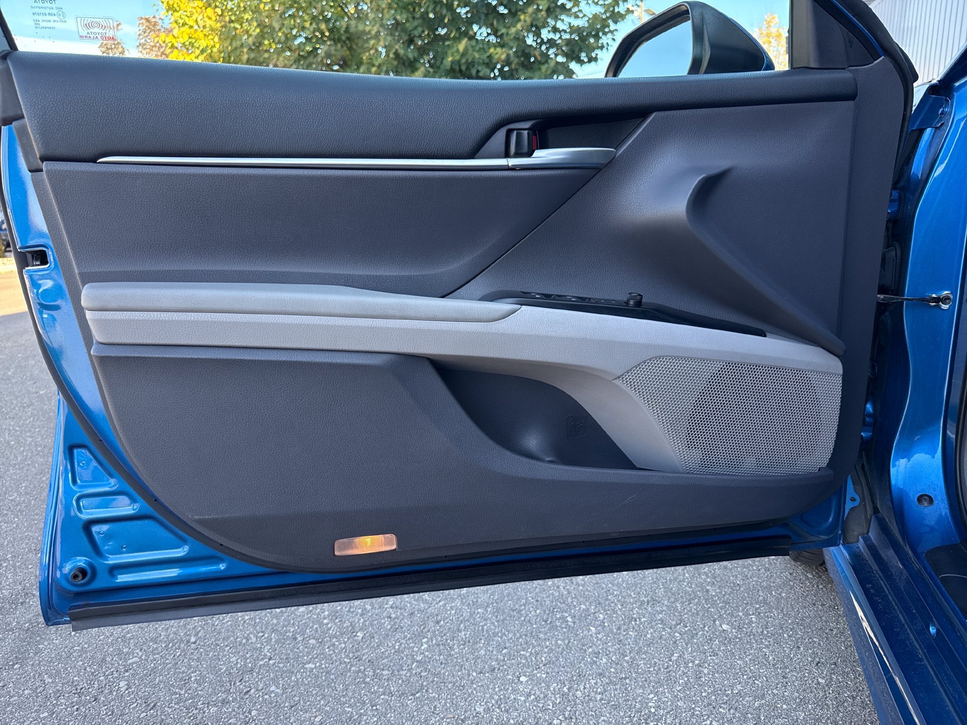 Used 2018 Toyota Camry SE FWD image 16