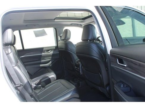 Used 2023 Jeep Grand Cherokee L Limited AWD/4WD image 12