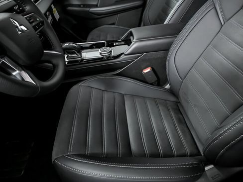 New 2025 Mitsubishi Outlander SE image 12