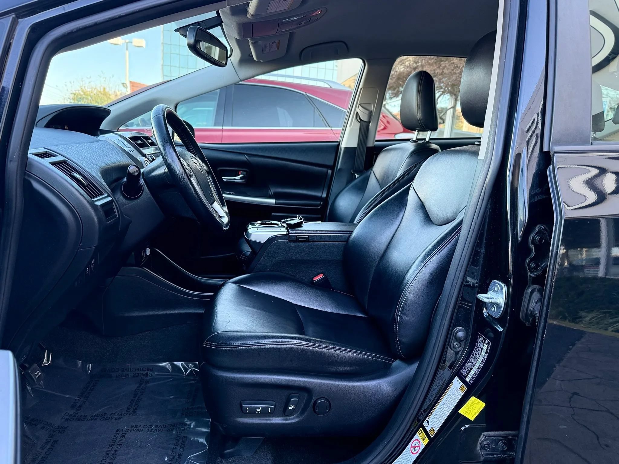 Used 2017 Toyota Prius V Four w/ Carpet Mat Package FWD image 10