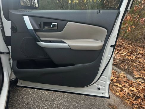 Used 2011 Ford Edge SE image 12