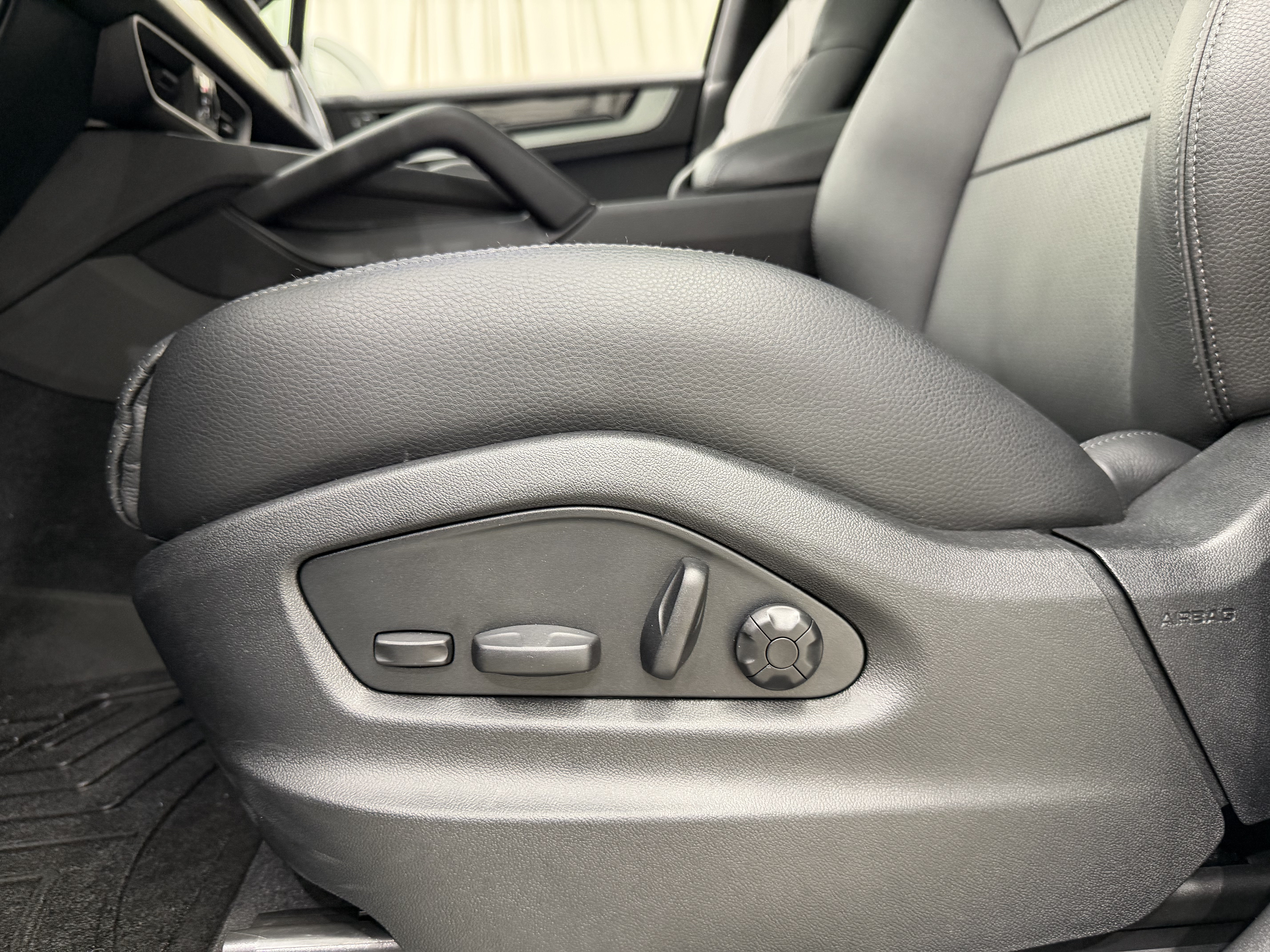 Certified 2024 Porsche Cayenne AWD/4WD image 33