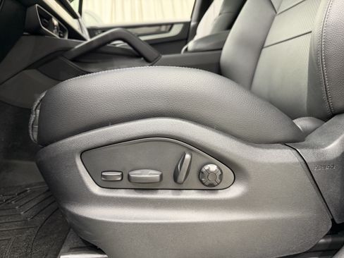 Certified 2024 Porsche Cayenne AWD/4WD image 33