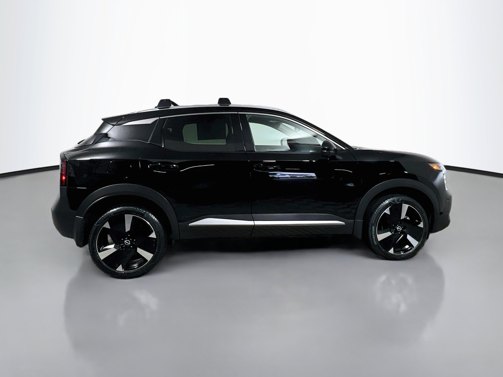 Used 2026 Nissan Kicks SR w/ Cold Weather Package FWD image 3
