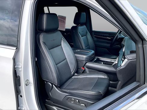 Used 2023 GMC Yukon XL Denali AWD/4WD image 9