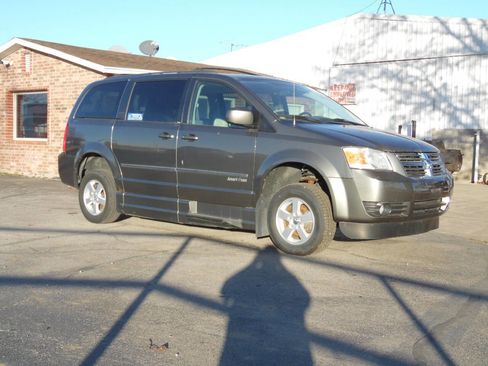 Used 2010 Dodge Grand Caravan SXT image 4