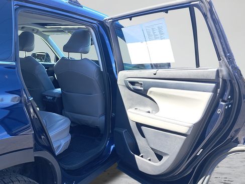 Used 2021 Toyota Highlander XLE AWD/4WD image 13