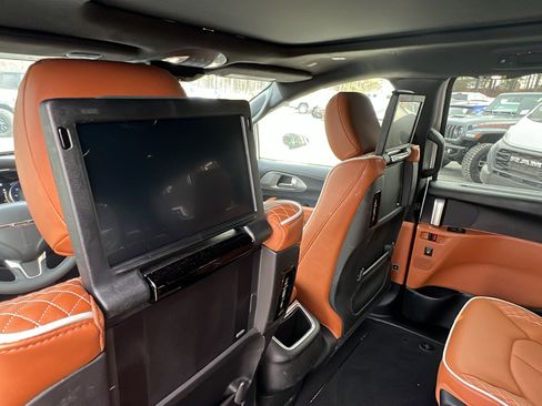 Used 2024 Chrysler Pacifica Pinnacle image 25