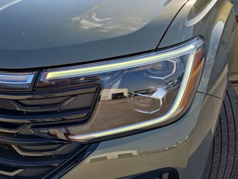 Used 2025 Volkswagen Atlas Cross Sport SEL R-Line AWD/4WD image 28