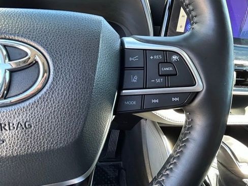 Used 2023 Toyota Highlander Platinum image 17