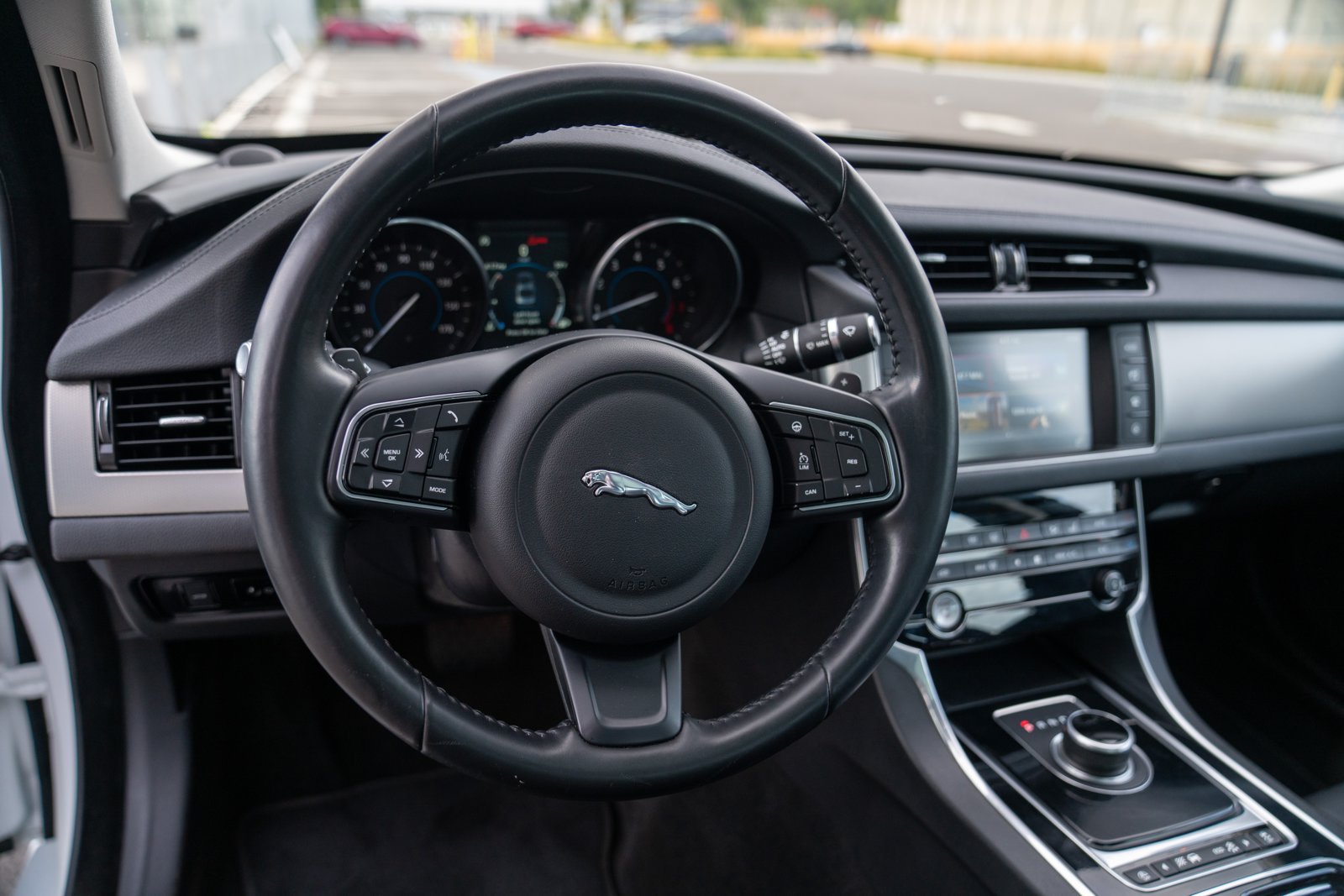 Used 2018 Jaguar XF Premium AWD/4WD image 13